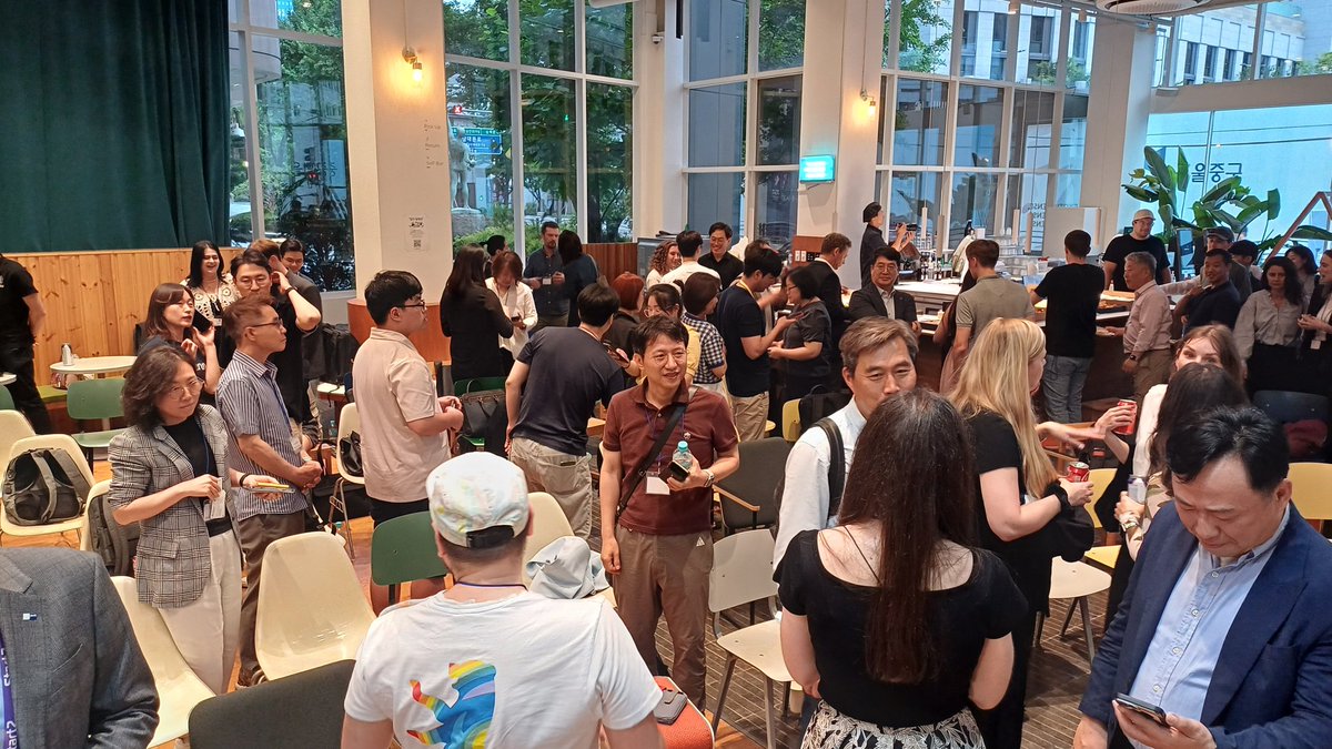 GermanyinKorea's tweet image. Full House - full of ideas.
🇩🇪 #StartUp night with projects  such as harvesting wind energy with kites, smart medical devices and many more. 
🙏 Deputy Minister Jungwook Lim from Ministry of SME and Startups 🇰🇷 for  joining us.  #GermanAccelerator 
#kgcci #Berlin #Start2Group