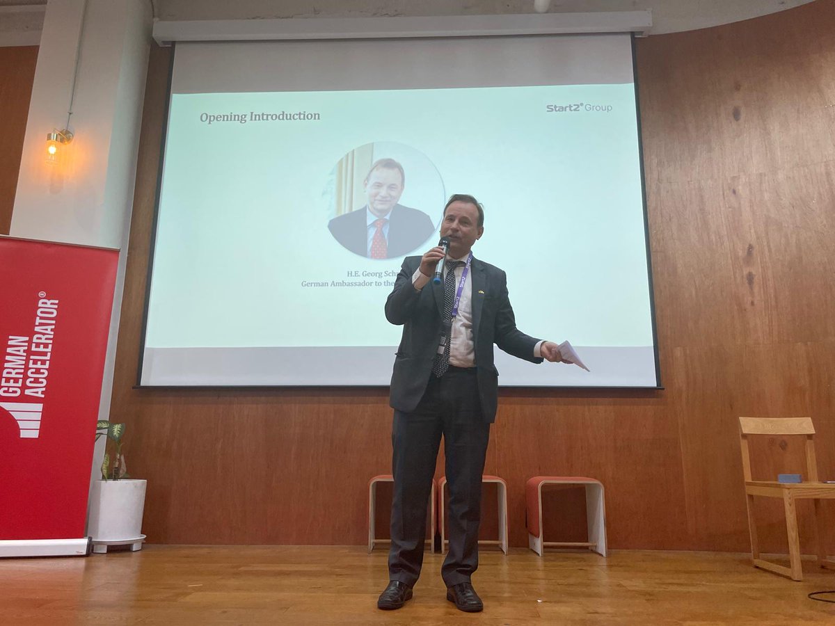 GermanyinKorea's tweet image. Full House - full of ideas.
🇩🇪 #StartUp night with projects  such as harvesting wind energy with kites, smart medical devices and many more. 
🙏 Deputy Minister Jungwook Lim from Ministry of SME and Startups 🇰🇷 for  joining us.  #GermanAccelerator 
#kgcci #Berlin #Start2Group