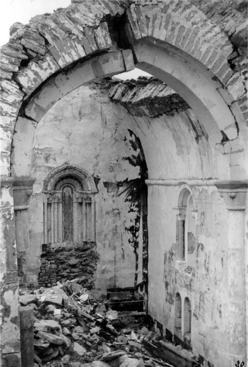 AlavaMedieval's tweet photo. "Hace poco desapareció también por incendio la villa de Urrialdo. Tan poco ha importado su fallecimiento que ahí están, aún, en Urrialdo, unas pinturas góticas despachurradas, de valor incalculable, pero que interesan menos que un cuadro de patatal". https://t.co/Tvc3Z1Ww51