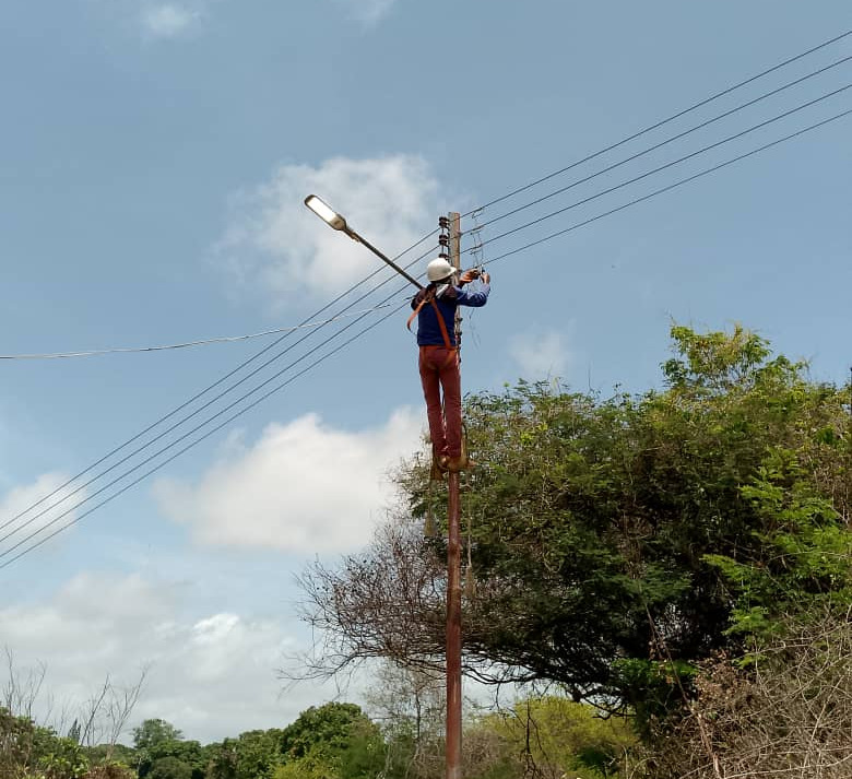 CorpoelecInfo's tweet photo. ⚡️𝕄𝕚𝕣𝕒𝕟𝕕𝕒

Fuerza trabajadora de #Corpoelec, activa 35 puntos de alumbrado público con tecnología led de 150W, en la comunidad El Zancudo del municipio Brión, para beneficiar con óptima proyección de luz blanca a propios y visitantes. https://t.co/siCyrTIm3P