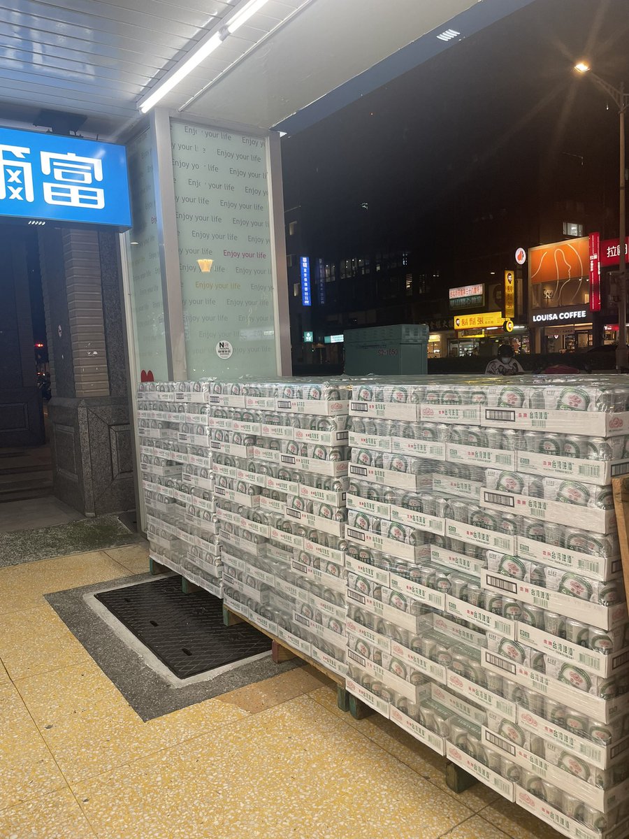 tinkscrew4's tweet photo. 家の横のコンビニ前に台湾ビールが山積みに。
明日祭り？
#台湾ビール https://t.co/8HG2BAMzWL