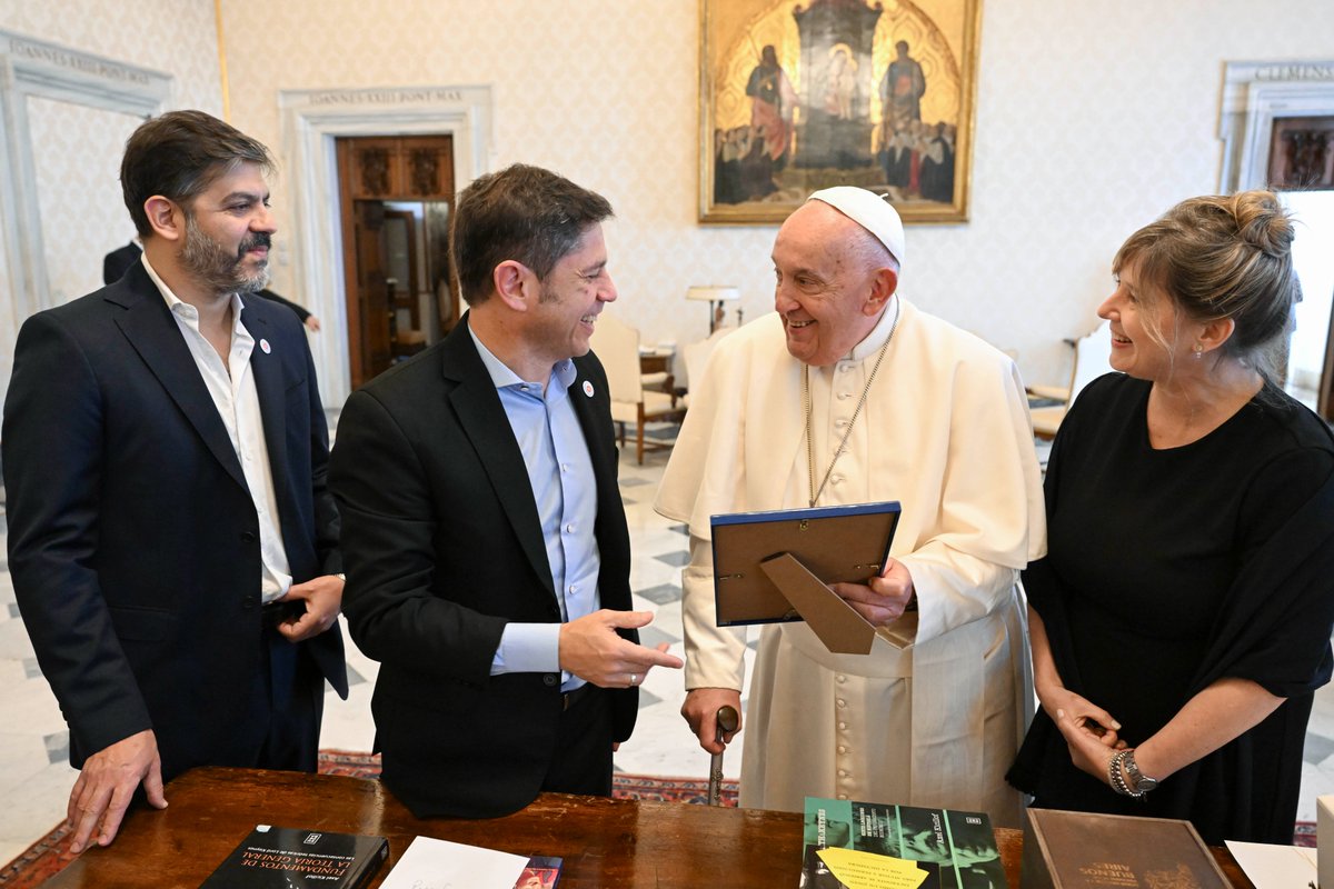 Kicillofok's tweet photo. Un gran honor haber sido recibidos por @Pontifex_es en el Vaticano para conversar sobre la situación social de nuestro país y de nuestra provincia.

Un encuentro muy cálido donde también pudimos compartir todo el trabajo que venimos llevando adelante desde la gestión.

El Papa es un referente internacional y para nosotros es muy importante contar con su palabra y su mirada en estos tiempos de crisis.