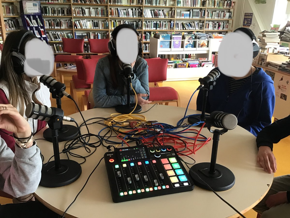 Installation de la #webradio prêtée par <a href="/calesunelles/">calesunelles</a> au <a href="/collegecerisy/">Collège Anne Heurgon-Desjardins</a> et premiers essais avec des élèves du club #Japon au #CDI <a href="/LaManche50/">Département de la Manche</a> <a href="/daac_normandie/">DAAC-Normandie</a> <a href="/dsden50/">DSDEN 50</a> <a href="/ClemiNormandie/">EMI_Normandie</a>
