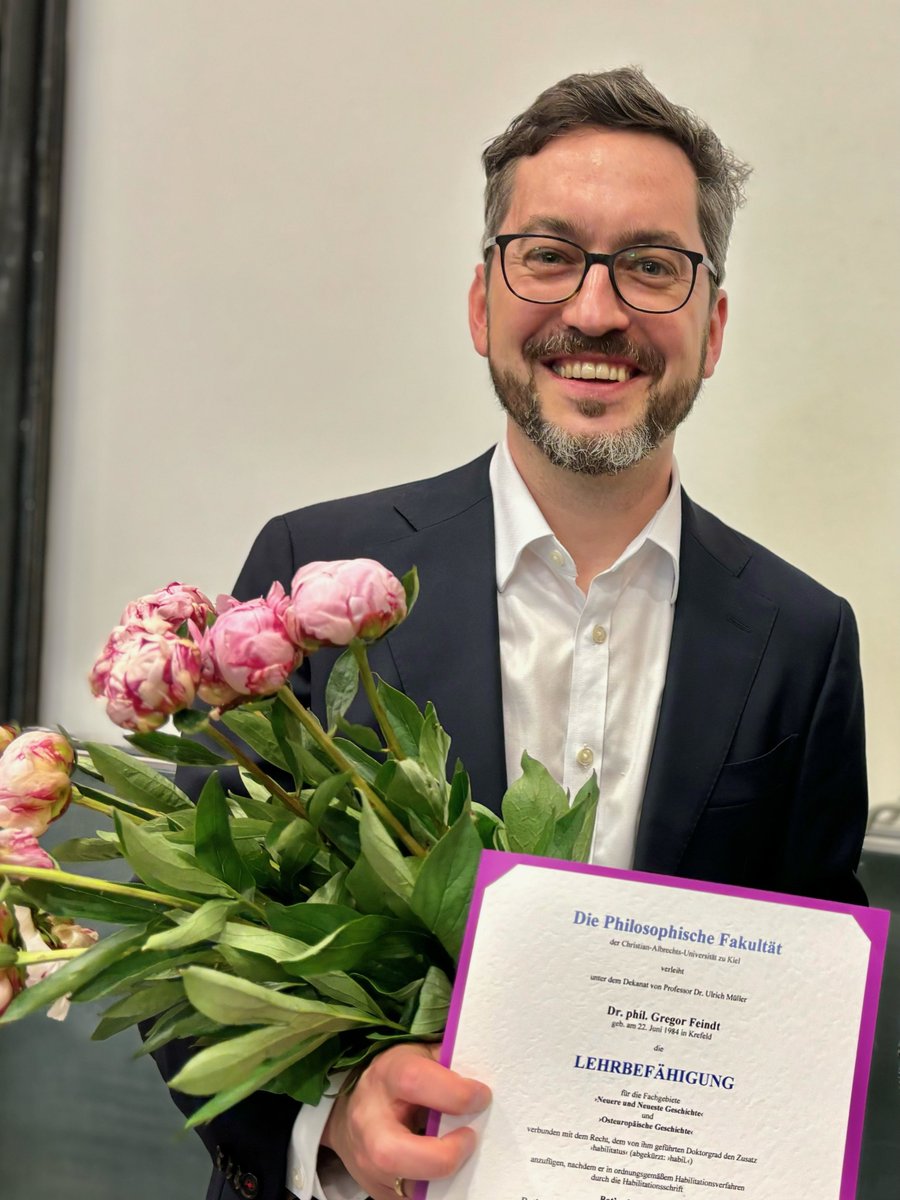 💐Herzlichen Glückwunsch: <a href="/grfeindt/">Gregor Feindt</a>, IEG, ist habilitiert und erhielt von <a href="/kieluni/">Universität Kiel CAU 🎓</a> die venia legendi für Neuere und Neueste Geschichte sowie Osteuropäische Geschichte, mit »Baťas Menschen. Rationalisierung, social engineering und Differenzierung in [] Zlin,1918-1948«.