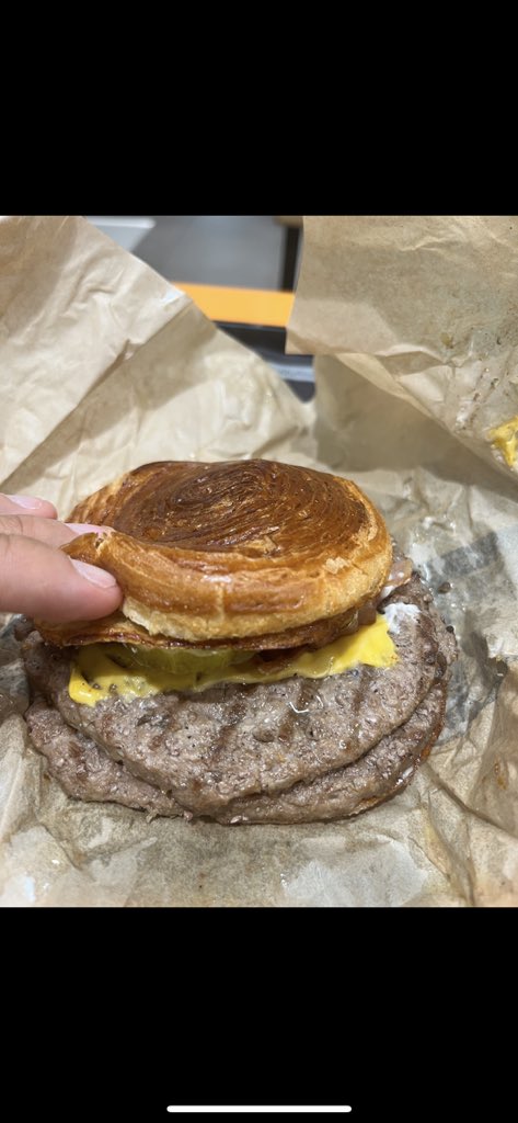 TenzyFutTV's tweet photo. Franchement je sais même pas quoi dire … @BurgerKingFR
La Honte pour le chef Dabiz Munoz …
#Burgerking #fontenaysousbois #burge https://t.co/zlAS3tEH8d