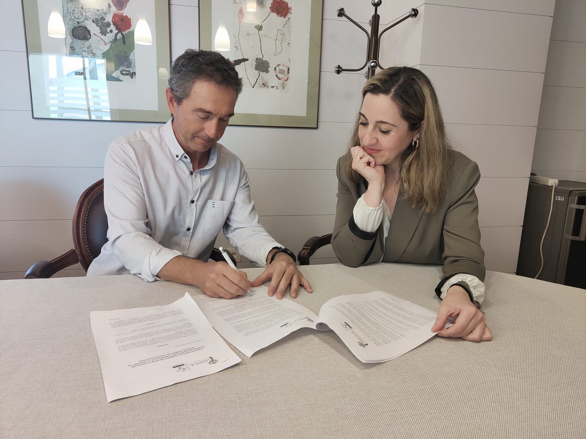 La presidenta de #SECPAL, <a href="/elillemartinez/">Elia Martinez</a>, y el presidente de <a href="/AEPCA4/">@AEPCA</a>, <a href="/InakiSaralegui/">Iñaki Saralegui</a>, han firmado este jueves un convenio de colaboración para promover acciones conjuntas de formación y divulgación sobre la planificación compartida de la atención y los #cuidadospaliativos 🙌