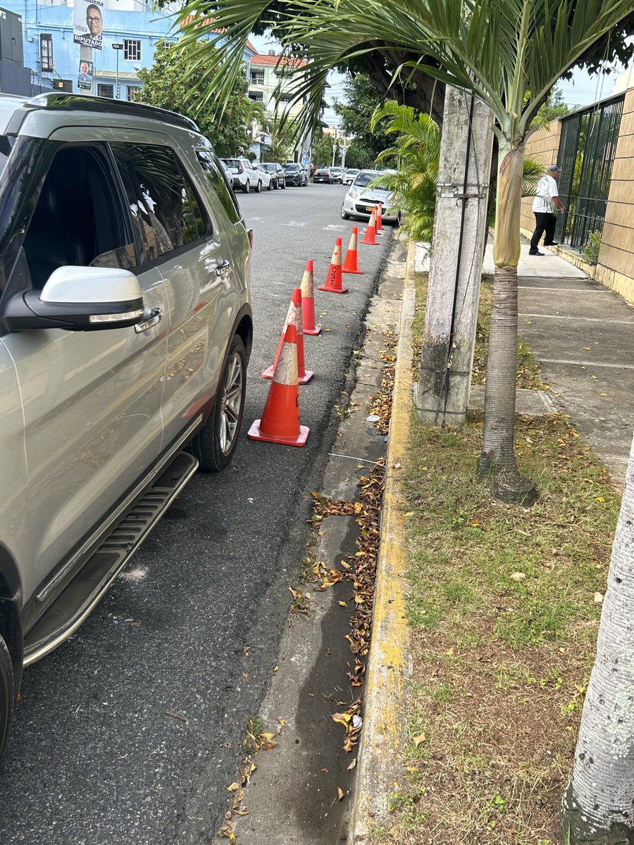 Alfonso0775's tweet photo. Señores en el frente del Colegio Santa Teresa en el Ensanche Ozama tienen prohibido parquearse en frente de su propiedad, algo que considero violatorio a la Ley. Atencion ⁦@INTRANT_RD⁩ https://t.co/pjtPg7IBM9