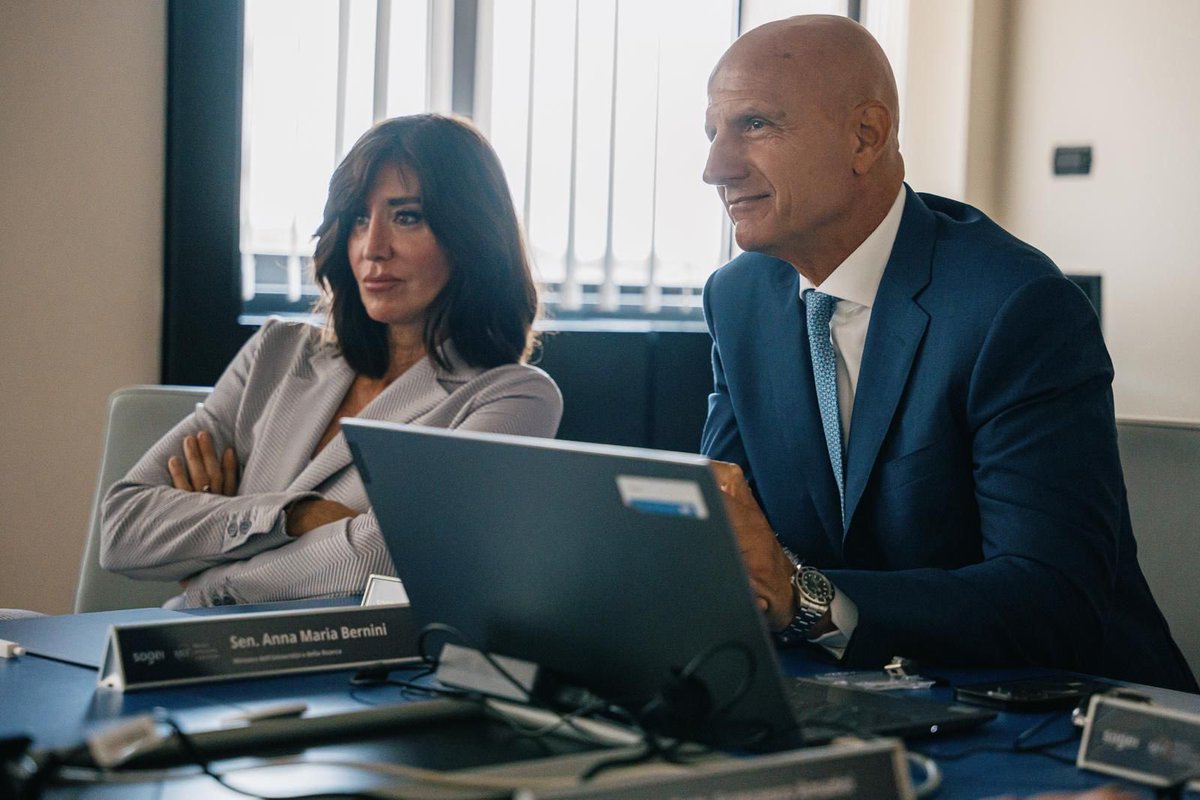 Il Governo è fortemente impegnato per vincere la sfida della digitalizzazione, processo
fondamentale per migliorare i servizi in favore della comunità. 

La trasformazione digitale, in cui <a href="/Sogei_SpA/">Sogei</a> è protagonista, deve tradursi in più semplicità per cittadini, imprese e