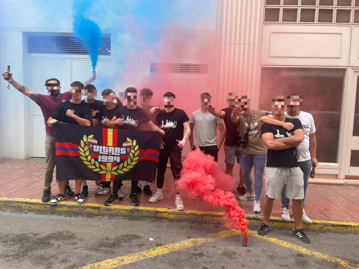 Felices fiestas a todos los Eldenses de bien a los que aman y quieren este club desde el minuto uno de su existencia, y a los que quieren tumbar este sueño tanto unos como otros…que os jodan!🖕