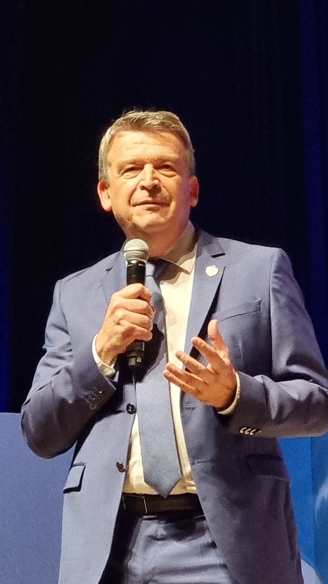 🔴 🚀 Top départ de la #cérémonie d'ouverture du #CongrèsFFB2024 qui se déroule cette année à <a href="/marseille/">Ville de Marseille</a>. 
<a href="/OSalleron/">Olivier Salleron</a> souhaite la bienvenue aux congressistes pour cette édition 2024. Le congrès aura pour thèmes la sauvegarde du logement,  l'innovation, les entreprises centenaires