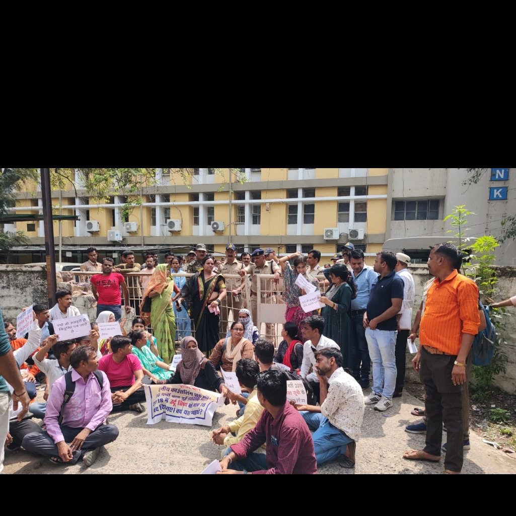 rakshaj98528701's tweet photo. #MPTET_2018 आज भी पूर्ण होने के कि वाट जो रहे चयनित शिक्षक।

मध्यप्रदेश में 5वर्षों से शिक्षा विभाग में सिर्फ आंदोलन का दौर चल रहा है कई पद रिक्त है शिक्षा मंत्री को भी गुमराह कर रहा विभाग। एक तस्वीर 2018 के आंदोलन की दूसरी 2023 की।

@narendramodi @DrMohanYadav51 @ChouhanShivraj https://t.co/cch9VDrppI