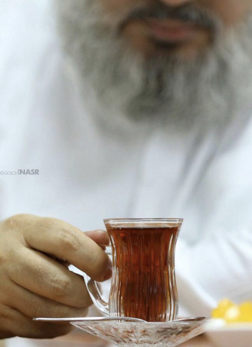 لم يُنهِ الشاي… للتوِّ ابتدى 
واحتاجَ تسخينًا… فكنتُم موقِدا
هذا ولم يبرُد كثيرًا شايُهُ
فادعوا إله الكون أن لا يَبرُدا