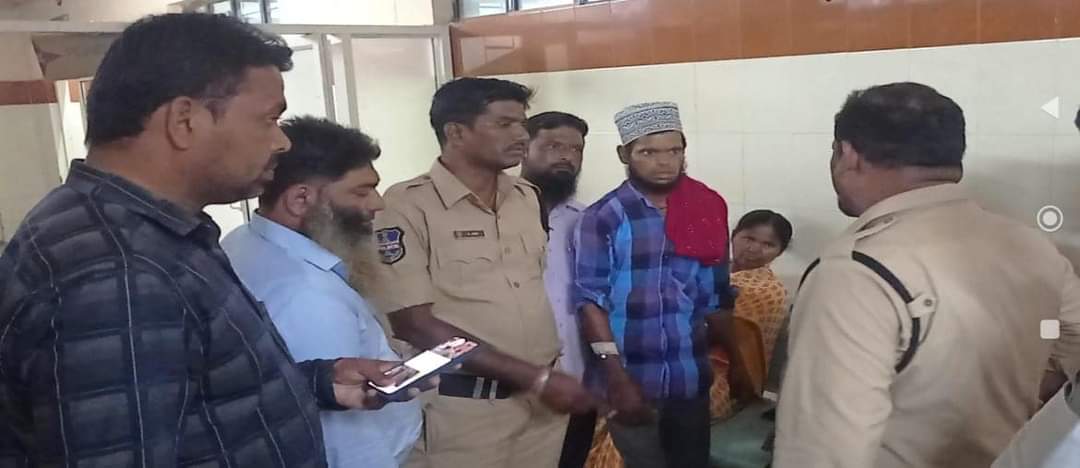 naseerCorpGhmc's tweet photo. निजामाबाद: भैंसा माह गांव का रहने वाला शेख अली पिछले कुछ दिनों से निजामाबाद सरकारी अस्पताल में इलाज करा रहे हैं

कल शाम वो अपने परिवार के साथ जिसमें 3 साल की छोटी बच्ची भी थी अस्पताल के अंदुरनी कैंटीन से चाय पी कर वापस लौट रहे थे तब उस अस्पताल की एक लेडी ऑन-ड्यूटी डॉक्टर ने तेज रफ्तार से उस 3 साल की बच्ची को रौंद दिया

जब उस लेडी डॉक्टर से बात करने की कोशिश की गई तो उसने अपनी गलती छुपते हुए उन सभी बच्ची के वालों को ही घुसा दिखाने लगी

जब कोई सुनवाई नहीं हुई तो बच्ची के अफराद-ए-खानदान ने AIMIM के  इलाके के ज़िम्मेदरन को इत्तेला दी, AIMIM की टीम ने अस्पताल के पाहुंच कर सख्त गुस्सा का इज़हार किया और अधीक्षक प्रतिभा राज से मुलाक़ात करके लेडी डॉक्टर पर करवाई करने का मुतालेबा किया

बच्ची को ICU में भर्ती करके स्पेशल ट्रीटमेंट कराया जराहा है 1 टाउन पुलिस स्टेशन में FIR भी दर्ज कराई