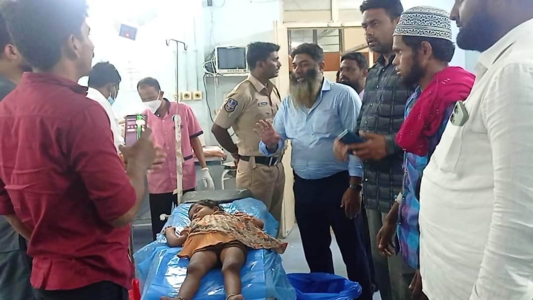 naseerCorpGhmc's tweet photo. निजामाबाद: भैंसा माह गांव का रहने वाला शेख अली पिछले कुछ दिनों से निजामाबाद सरकारी अस्पताल में इलाज करा रहे हैं

कल शाम वो अपने परिवार के साथ जिसमें 3 साल की छोटी बच्ची भी थी अस्पताल के अंदुरनी कैंटीन से चाय पी कर वापस लौट रहे थे तब उस अस्पताल की एक लेडी ऑन-ड्यूटी डॉक्टर ने तेज रफ्तार से उस 3 साल की बच्ची को रौंद दिया

जब उस लेडी डॉक्टर से बात करने की कोशिश की गई तो उसने अपनी गलती छुपते हुए उन सभी बच्ची के वालों को ही घुसा दिखाने लगी

जब कोई सुनवाई नहीं हुई तो बच्ची के अफराद-ए-खानदान ने AIMIM के  इलाके के ज़िम्मेदरन को इत्तेला दी, AIMIM की टीम ने अस्पताल के पाहुंच कर सख्त गुस्सा का इज़हार किया और अधीक्षक प्रतिभा राज से मुलाक़ात करके लेडी डॉक्टर पर करवाई करने का मुतालेबा किया

बच्ची को ICU में भर्ती करके स्पेशल ट्रीटमेंट कराया जराहा है 1 टाउन पुलिस स्टेशन में FIR भी दर्ज कराई