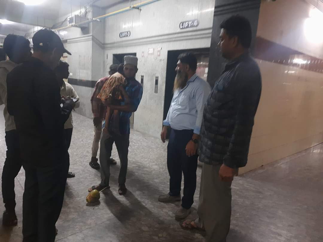 naseerCorpGhmc's tweet photo. निजामाबाद: भैंसा माह गांव का रहने वाला शेख अली पिछले कुछ दिनों से निजामाबाद सरकारी अस्पताल में इलाज करा रहे हैं

कल शाम वो अपने परिवार के साथ जिसमें 3 साल की छोटी बच्ची भी थी अस्पताल के अंदुरनी कैंटीन से चाय पी कर वापस लौट रहे थे तब उस अस्पताल की एक लेडी ऑन-ड्यूटी डॉक्टर ने तेज रफ्तार से उस 3 साल की बच्ची को रौंद दिया

जब उस लेडी डॉक्टर से बात करने की कोशिश की गई तो उसने अपनी गलती छुपते हुए उन सभी बच्ची के वालों को ही घुसा दिखाने लगी

जब कोई सुनवाई नहीं हुई तो बच्ची के अफराद-ए-खानदान ने AIMIM के  इलाके के ज़िम्मेदरन को इत्तेला दी, AIMIM की टीम ने अस्पताल के पाहुंच कर सख्त गुस्सा का इज़हार किया और अधीक्षक प्रतिभा राज से मुलाक़ात करके लेडी डॉक्टर पर करवाई करने का मुतालेबा किया

बच्ची को ICU में भर्ती करके स्पेशल ट्रीटमेंट कराया जराहा है 1 टाउन पुलिस स्टेशन में FIR भी दर्ज कराई
