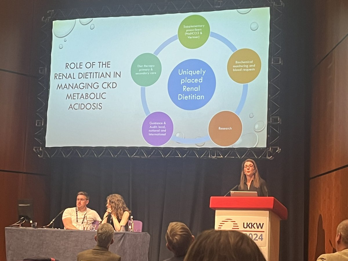 <a href="/theCKDdietitian/">Beverley Beynon-Cobb RD</a> presenting the role of the renal dietitian in managing CKD metabolic acidosis “It’s our time as dietitians to make change” 🙌🏻 #UKKW2024 <a href="/UKKidney/">The UK Kidney Association</a> @bda_renal