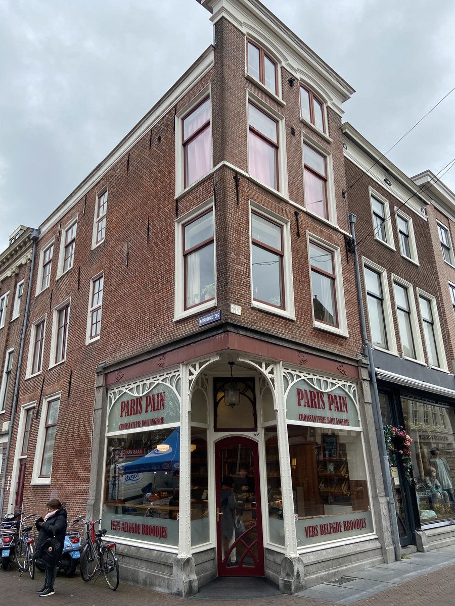 ✨Wauw! De winkelramen van bakker 'Paris Pain' zijn opgeknapt met de #SubsidieregelingHistorischStadsbeeld. Na het afkrabben van de verflagen kwam het originele eikenhout tevoorschijn. De gouden jugendstil letters zijn hersteld en de bovenwoning kreeg zijn oude kleur terug.