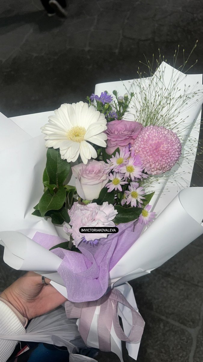 vikki_koval's tweet photo. Flowers from Jin🥰 to go to have everyone completed🥹
#happyfesta #2024btsfesta #bts11thanniversary #bangtansonyeondan #kimseokjin #btsarmy #apobangpo
#11YearsWithBTS #11YearsOfAPOBANGPO #bts #방탄소년단 https://t.co/ONQVelgwTf