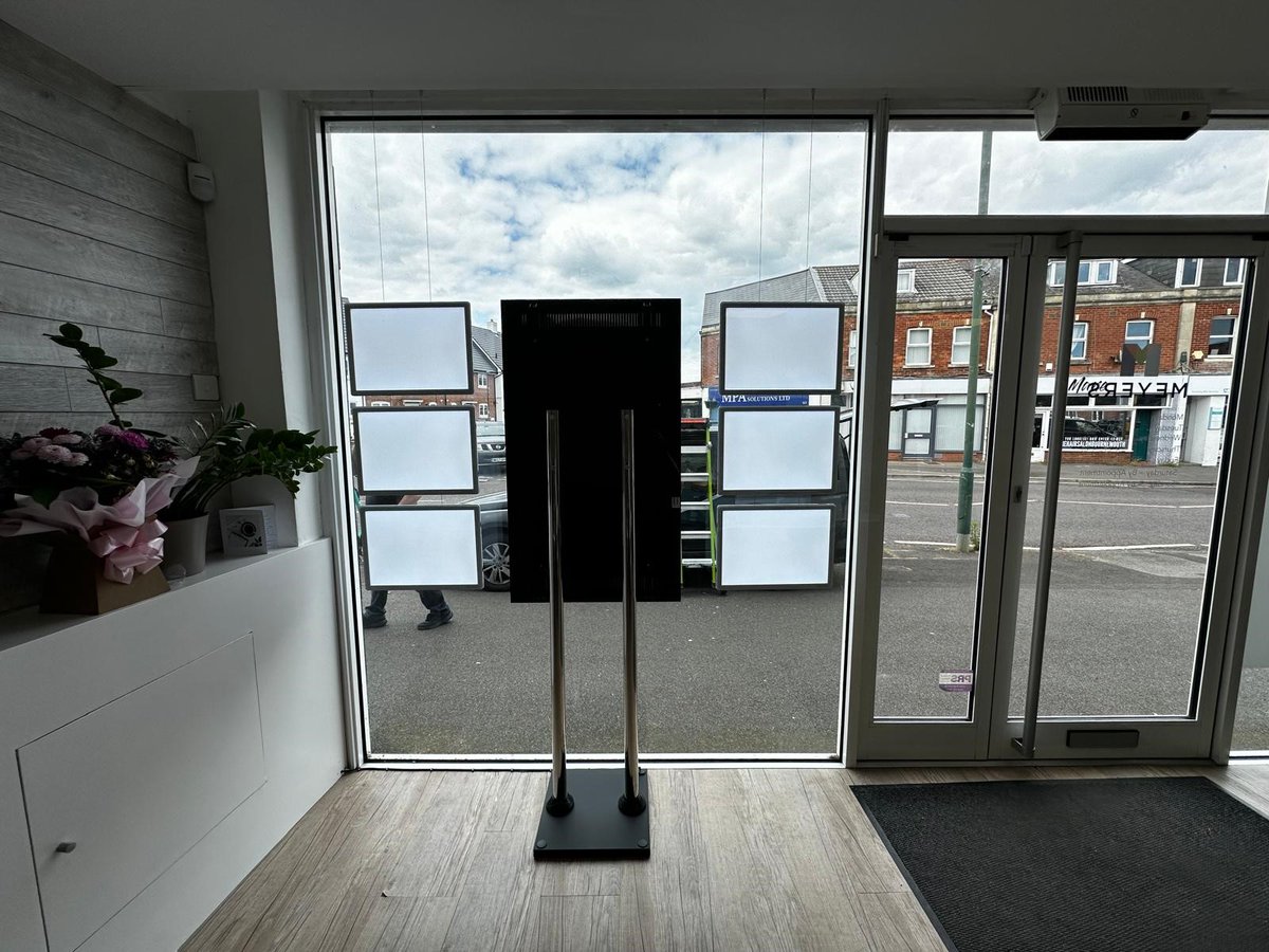 DigitalOffice5's tweet photo. Installation Day At Meyers Estates - Bournemouth

✅49" High Bright Screen
✅x2 2000 CDM Vitrine Media Light &amp; Plays
✅Vitrine Media TWO A4 Window Displays - Silver/White
✅Vitrine Media TWO A3 Window Displays - Silver/White

#estateagents #bournemouth #windowdisplays https://t.co/C97vmsyTnY