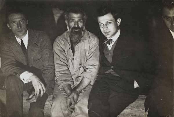 antiquesOR's tweet photo. Constantin #Brancusi (au milieu), Tristan #Tzara (à droite) et Marcel #Duchamp (à gauche) et Man Ray dans l’atelier, 1921 • technique : epreuve gélatino-argentique • 12 x 17,8 cm • nº d'inventaire: PH 925 A
@CentrePompidou 

https://t.co/WjbmaJry1O https://t.co/5ffISDYDUV