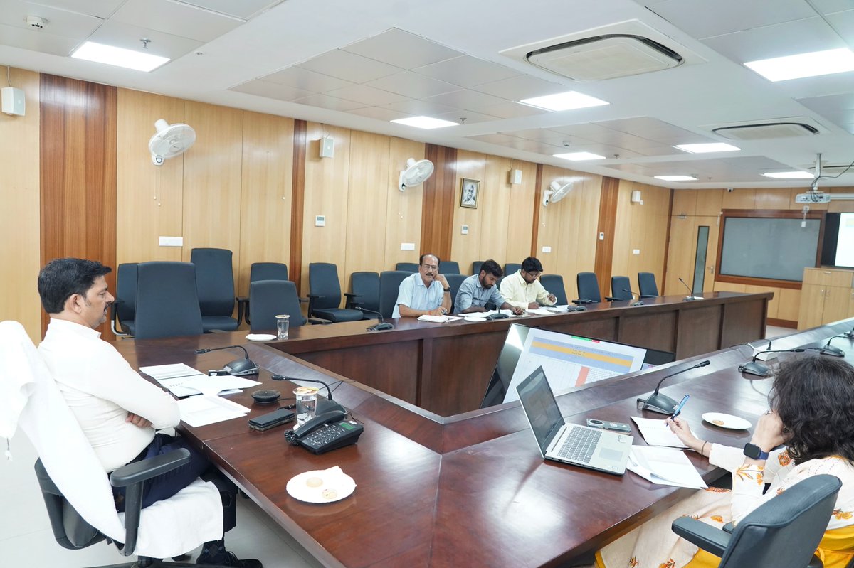 SUDA_UP's tweet photo. Today, Anand Kumar Shukla, Additional Director of SUDA, chaired three key meetings: a review session for #DAYNULM/#PMSVANidhi, #PMAYUrban and the Malin Basti review. In DAY NULM and PMAY-U meetings, the focus was on assessing the progress of the schemes. During the Malin Basti meeting, he addressed the second installment, project issues and the progress of pending work. Officials from DAY-NULM and PMAY actively participated in these sessions.

#SUDA #UttarPradesh #PMAY #PPA #DAYNULM #PMSVANidhi #MalinBasti