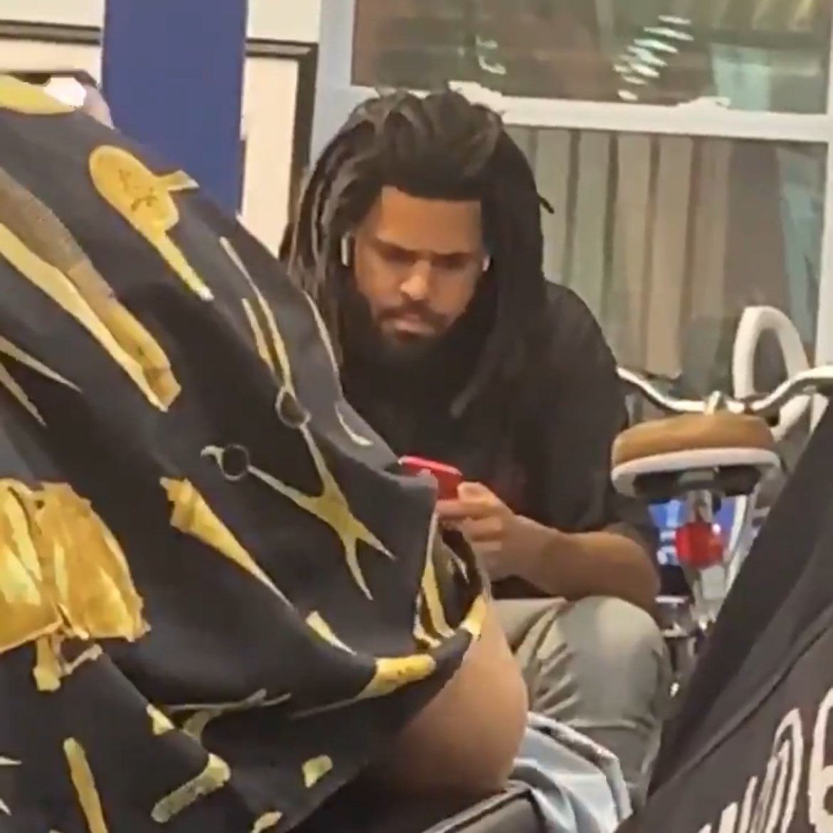 JColeVillle's tweet image. Long History of J. Cole Popping Up in Random Places 😂

(A Thread)