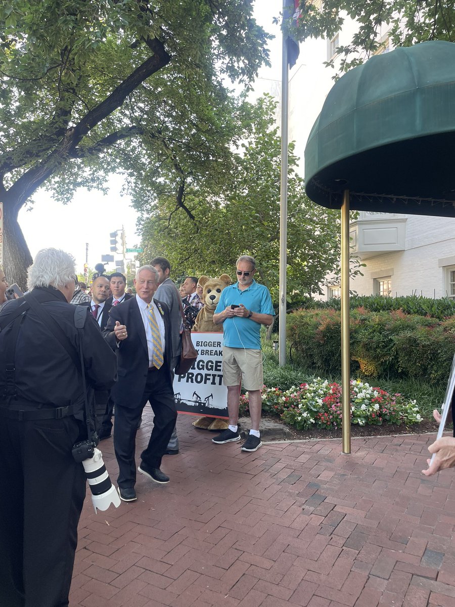 _AnaBelle_E's tweet photo. Former President Donald Trump is meeting with House Republicans this morning at the Capitol Hill Club. https://t.co/bQ3eRkzjIi