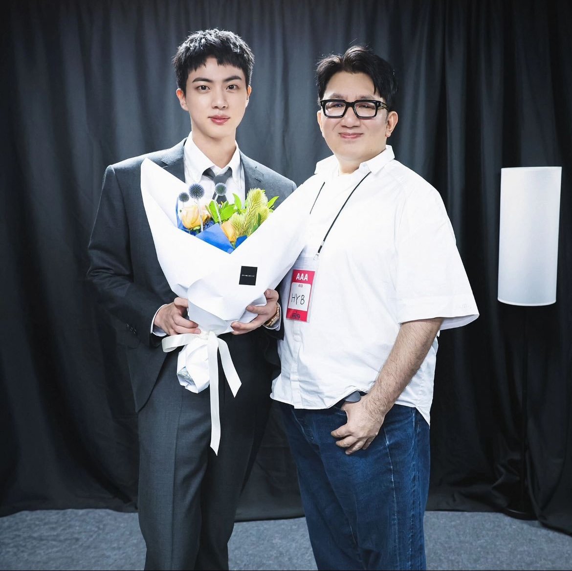 btslinkita's tweet photo. hitmanb72 on instagram 

With jin Congratulations on your successful return!

Message from Jin : June 13 2024,:sunny: @/bts.bighitofficial #bighitmusic #HYBE #jin #제대축하해 https://t.co/kKZXct5ePE