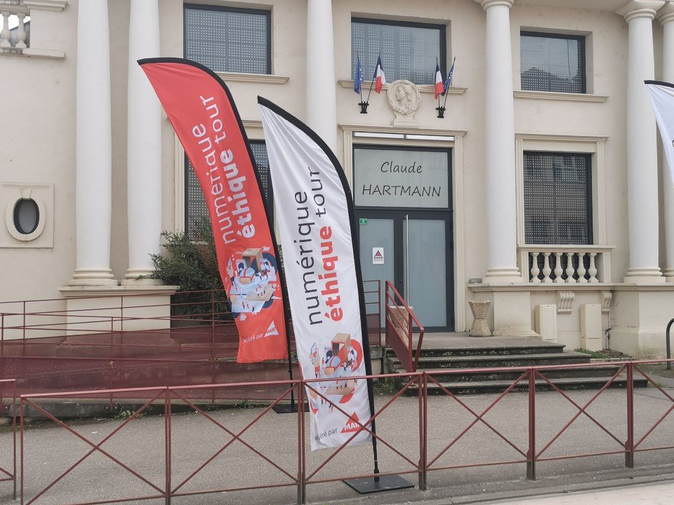 RachClem2's tweet photo. Numérique Éthique Tour fédéré @MAIF  #Champigneulles  accueille les écoles @bassinpompey .16 classes participent aux activités de sensibilisation au numérique ainsi que le public venu nombreux le samedi au centre culturel Claude Hartmann. https://t.co/WwbFnmxa9z