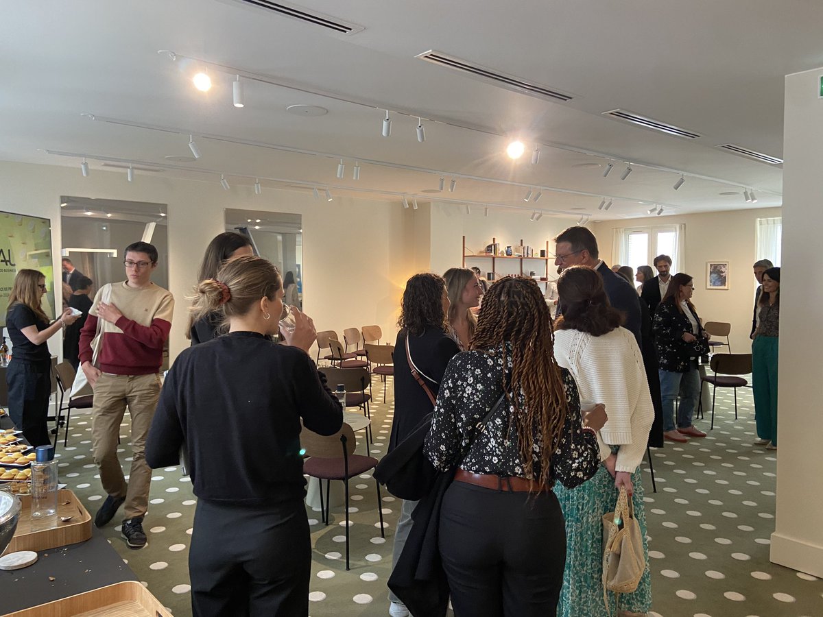 ACPetitcol's tweet photo. CONFERENCE DE PRESSE @sial_paris pour présenter SIAL Insights, qui révèle 3 tendances phares :
1. l’#Émotion, avec la notion de plaisir, tjrs 🍭
2. du #Lien, une alimentation vécue comme une affaire collective 🤗
3. l’#Attention, avec l’assiette comme lieu d’attention au monde🌏 https://t.co/fW9RdqslqH