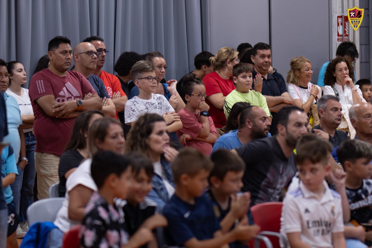 🤩 Así fue el acto de presentación del nuevo proyecto 2024/25 🤩

A él asistieron más de 200 personas!!🤯🤯

Os queremos dar las gracias de corazón a todos los que asististeis ayer💛🖤, y a los que no… nos vemos en el del año que viene 😉

Esto empieza ya!!!⚫️🟡

#beniajanlate