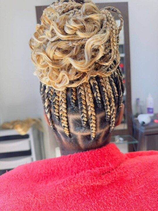 bebeautiful_za's tweet image. 💓Sichelesile Hunkwe showing off her stunning braided updo in blonde! 

💓Show us your braided updo looks and tag us for a re-share!

#magicbraids #afridreads #Goldbraids #Yakibraids #Marleydreads #BeBoldWithBeBeautiful #BeBeautifulHair #BeBeautifulSouthAfrica #SouthAfricanBraids