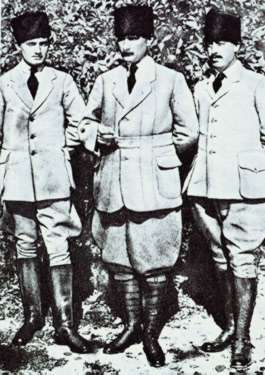 TARİHTE BUGÜN ATATÜRK :
Dokuzuncu Ordu Müfettişi Mustafa Kemal Paşa, Amasya'da (Haziran 1919)