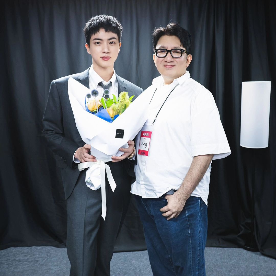 ARMYTEAMID's tweet photo. [💜]

bang sihyuk Instagram update with Jin

"With jin Congratulations on your successful return!
Message from Jin : June 13 2024"

#방탄소년단 #BTS @BTS_twt https://t.co/V6bPehY4JV
