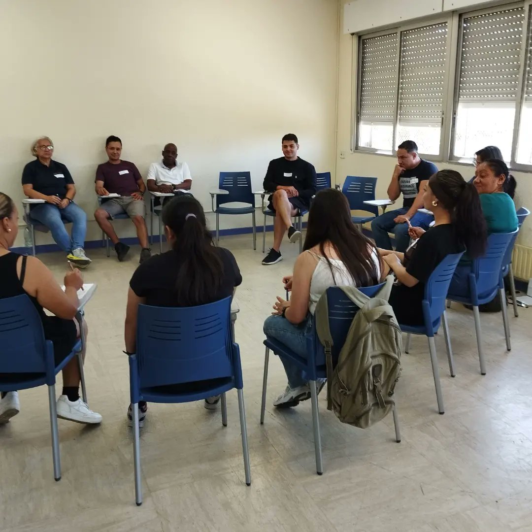 xarxavalors_sc's tweet photo. Sessió d'acollida amb l'alumnat del Mòdul C del #CIAPE. Una de les cites més esperades al calendari. Un plaer compartir amb alumnat tant ilustre i participatiu les polítiques d'interculturalitat i estratègies per construir convivència i combatre els rumors
#LaConvivenciaÉsVida https://t.co/0Z0elzi9sy
