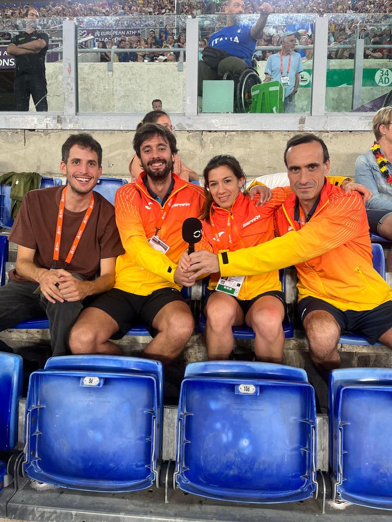 Pasamos un buen rato Raúl Zapata, <a href="/elissabenito/">Eli Benito</a> y yo junto a <a href="/n_barranco/">Nacho Barranco</a> viendo la final de triple. Espectacular la cobertura de <a href="/soycorredor_es/">CORREDOR\</a> en este campeonato como de <a href="/carlosarribas/">Carlos Arribas</a> de <a href="/elpais_deportes/">EL PAÍS Deportes</a> .Enhorabuena