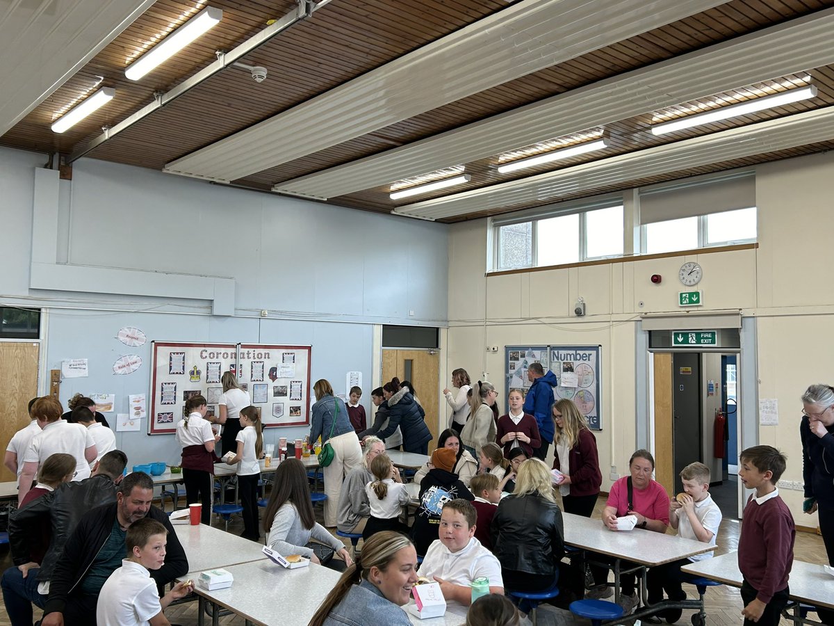 GooseacrePri's tweet photo. Year 5 have opened their own Burger Shop this afternoon and the first customers are in! 🍔 https://t.co/vF1rA2LgYx