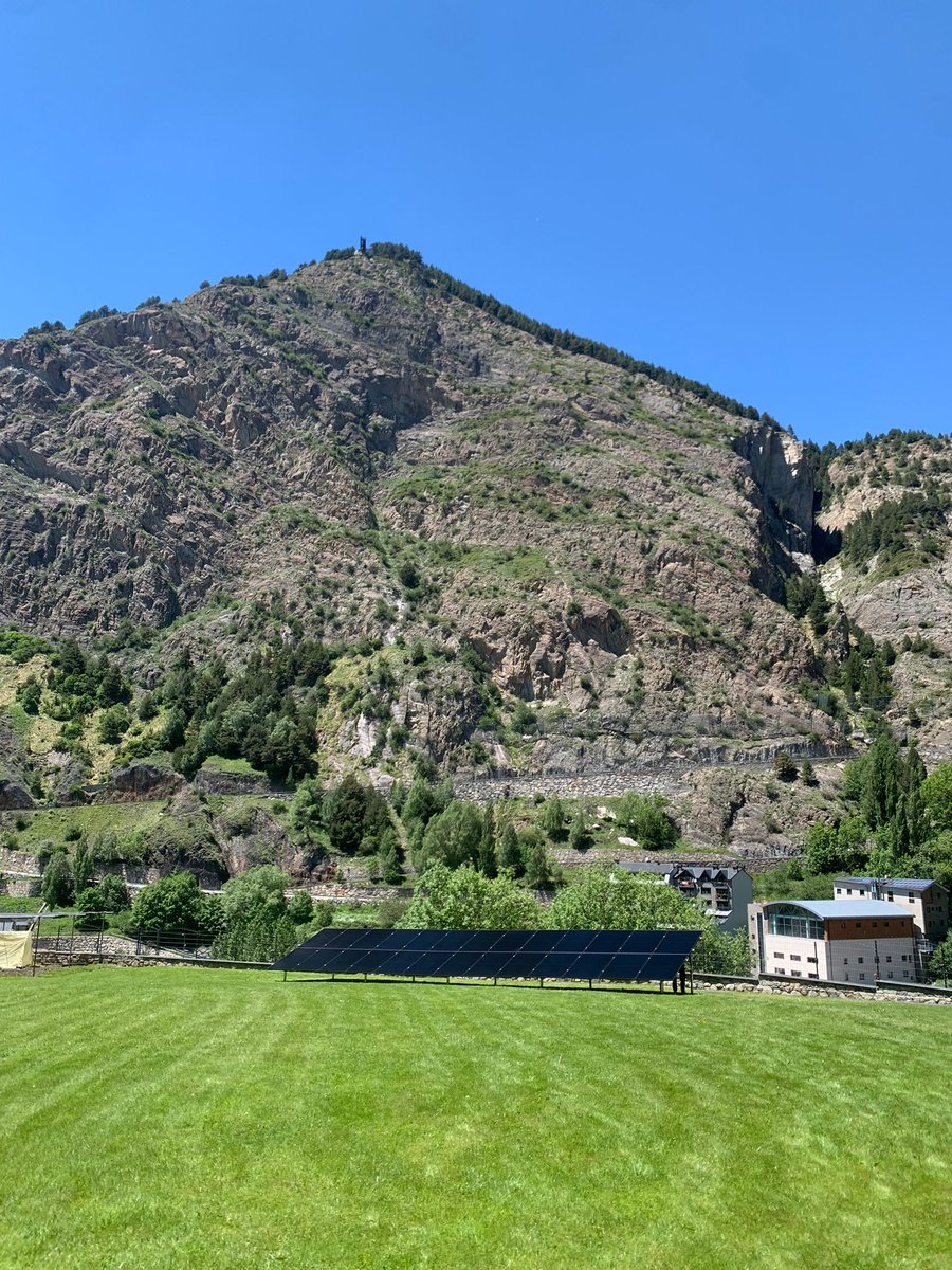 SUDPIRINEUS's tweet photo. Petita instal·lació sobre un jardí, amb panell FB de @longi_solar amb un Mirador del Roc del Quer a #Andorra que ens controla i vigila. Estructures de @csolar_es https://t.co/RNunkOpO21