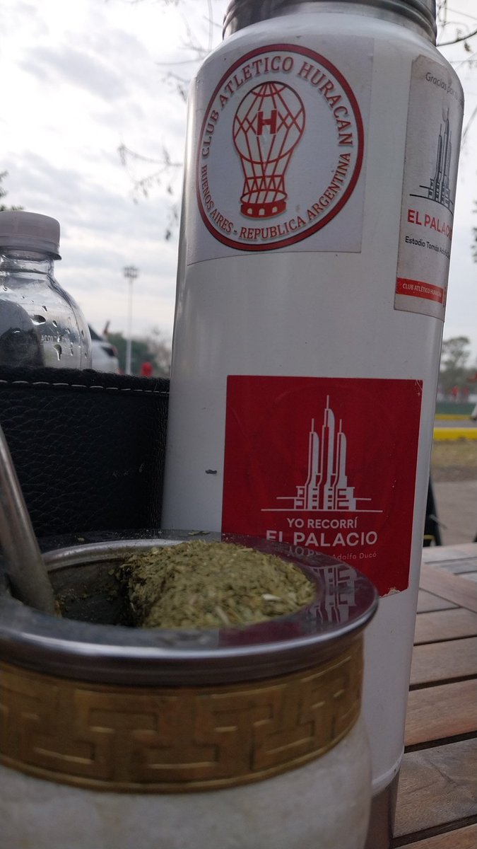 Una mañana normal de oficina trabajando en Espn y por supuesto con mi <a href="/LaskaMates/">Laska 🧉</a>