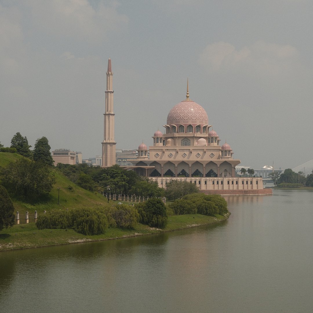KrishCityHunter's tweet photo. The pink-domed Putra Mosque 🌸 https://t.co/IgnrMA24Gc