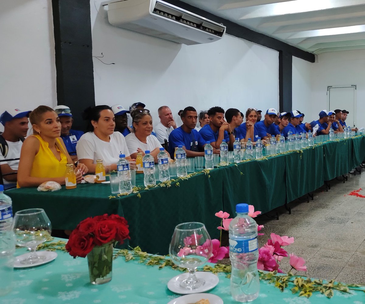 vitialemoa's tweet photo. La #ESUNI con una mejor #Juventud, así inicio el activo con los jóvenes de la UEB Servicios Mayarí, acompañados del Consejo de Dirección. #UnidosSomosMásFuertes https://t.co/QL52jRMCJF