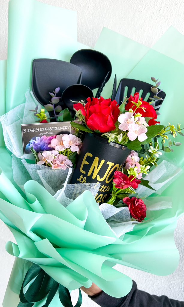Ssd_kl's tweet photo. "Best friends are the people in your life who make you laugh louder, smile brighter, and live better."

#supersurprisedelivery
#surprisedeliveryipoh
#surprisedeliverygopeng
#surprisedeliverykampar
#kitchentoolsbouquet
#customebouquet https://t.co/AyCequEzTS