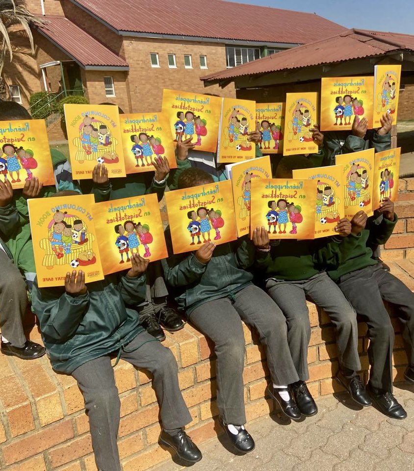 072MISSING's tweet image. The pure joy and excitement continues as we once again handed out MCSA’s colouring-in and story books, which educates the little one’s on #SafetyTipsForChildren, in order to make #SouthAfrica a #SaferPlace for all our children 🙏

If you OR your company would like to get involved