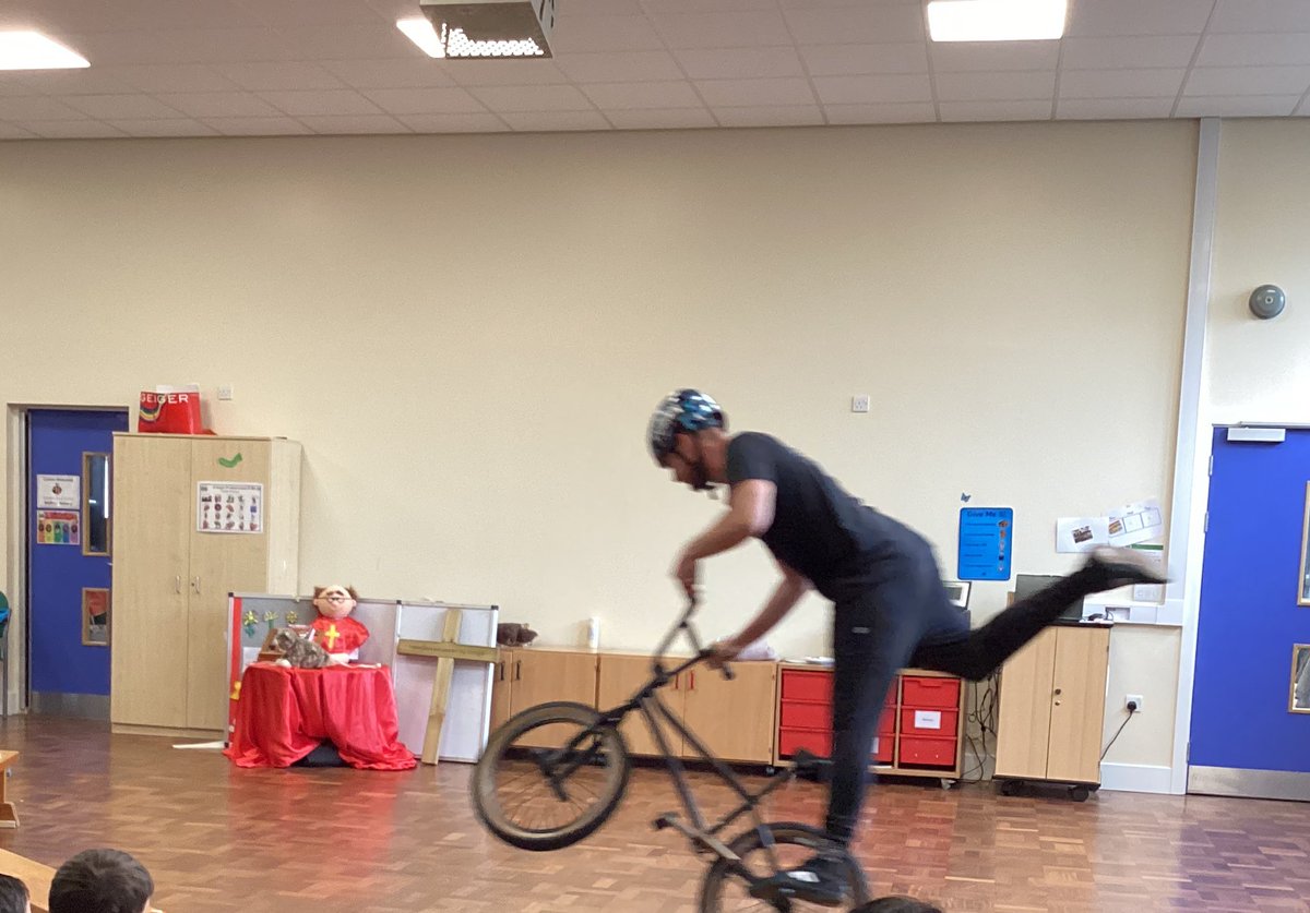 stasaphvp's tweet photo. A massive THANK YOU to Hannah from @AJ_NorthWales for organising for Matti @Fusion__Extreme to come and show us his amazing BMX skills and talk to our children about confidence, perseverance, resilience &amp; never giving up on your dreams. We all LOVED the show. Diolch 🚲 #VPHC https://t.co/jNjLbktRkj