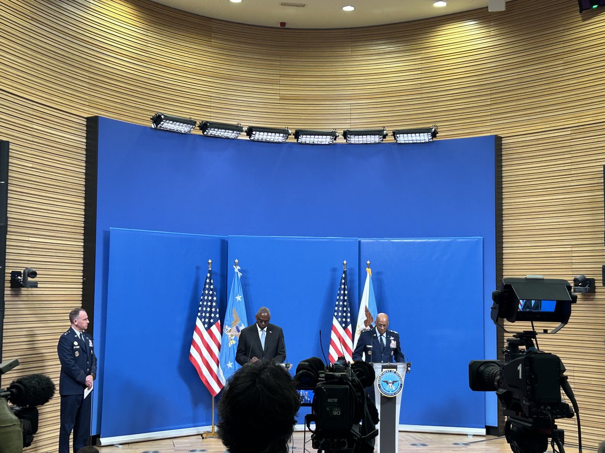 „Wenn die Ukraine unter Putins Stiefel fällt, fällt Europa unter Putins Schatten. Wir wissen, was auf dem Spiel steht“, sagt U.S. Verteidigungsminister Austin beim NATO Verteidigungsminister Treffen in Brüssel