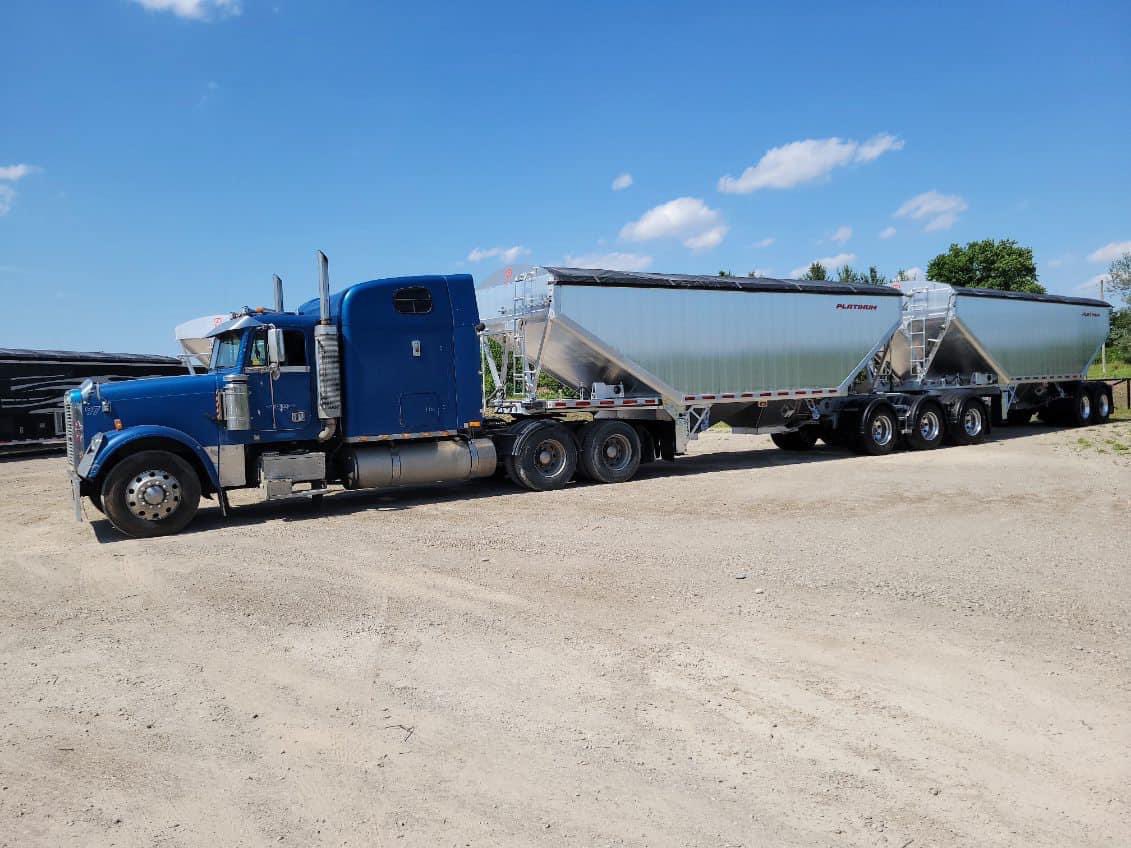 And the next set is off to Bauer stock Farms
#PlatinumTrailers #PlatinumTrailerMFG #HopperBottomMafia #HaulMore #BuiltBetter #OneToughTrailer #BulkCommodities #GrainTrain #BTrains