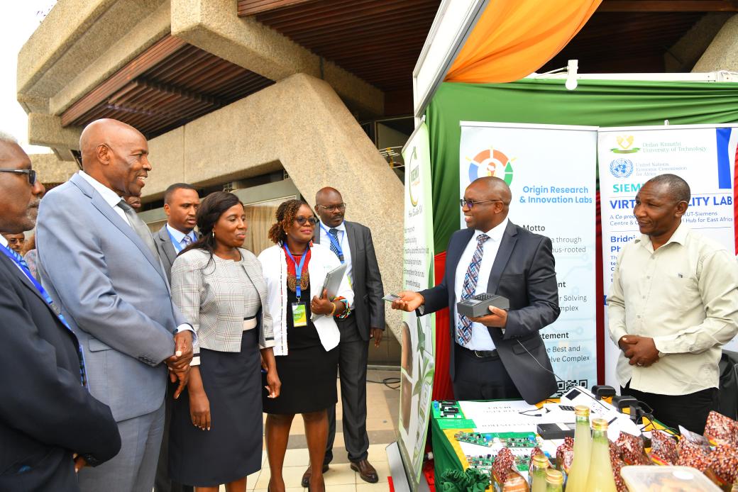 DeKUTkenya's tweet photo. The Cabinet Secretary Ministry of Education, Hon. Ezekiel Machogu, EGH, played a vital role in the 4th Biennial Conference organized by the Commission for University Education (CUE) at the Kenyatta International Convention Center (KICC).
#4thBiennialConference #Education https://t.co/TfrquPRddz