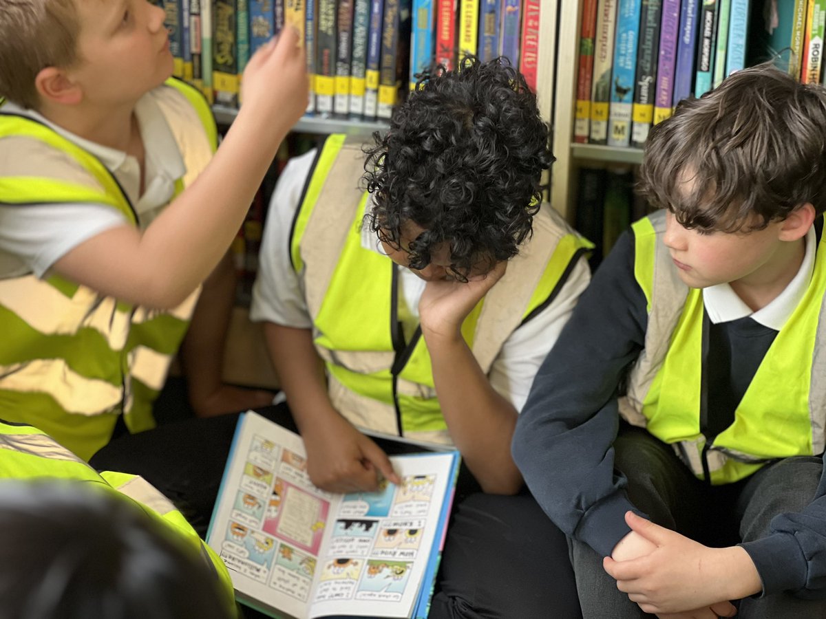 RockliffeManor's tweet image. Year 5s final trip @SladeLibrary .