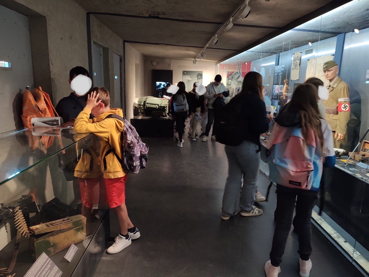 Journée à #Utahbeach pour les 6e à l’occasion du #80e #débarquement. Au programme : découverte du site et du musée via une visite guidée et une chasse aux trésors, message  « Lest we forget » sur la plage et rencontre imprévue avec un #vétéran <a href="/LaManche50/">Département de la Manche</a> <a href="/daac_normandie/">DAAC-Normandie</a>