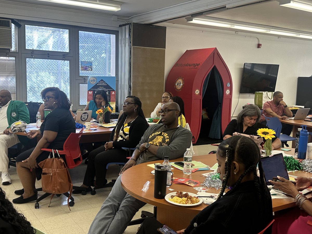 HARLEM_POWER's tweet photo. ⁦@District5NYC⁩ Assistant Principals getting ready to present their yearlong MECCA projects. We are proud of our APs - they are essential to ⁦@NYCSchools⁩ - ⁦@FollowCSA⁩ leaders are always ready to learn and deliver - as always #greatschoolsbeginwithgreatleaders https://t.co/mktMJ0UURg